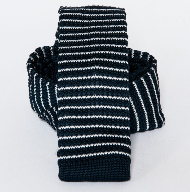 Prémium slim kötött nyakkendő - Sötétkék-fehér csikos